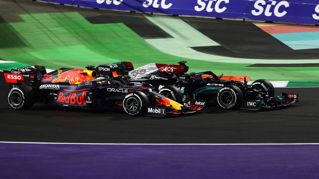 Max Verstappen in duel met Lewis Hamilton.