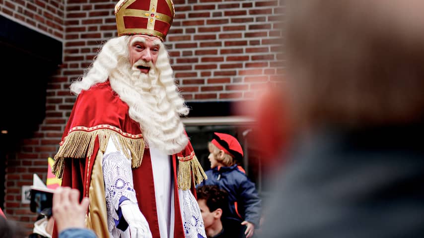 Sint staande gehouden omdat hij mijter in plaats van helm draagt op scooter