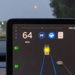 Video | Automatische piloot Tesla ziet maan aan voor verkeerslicht