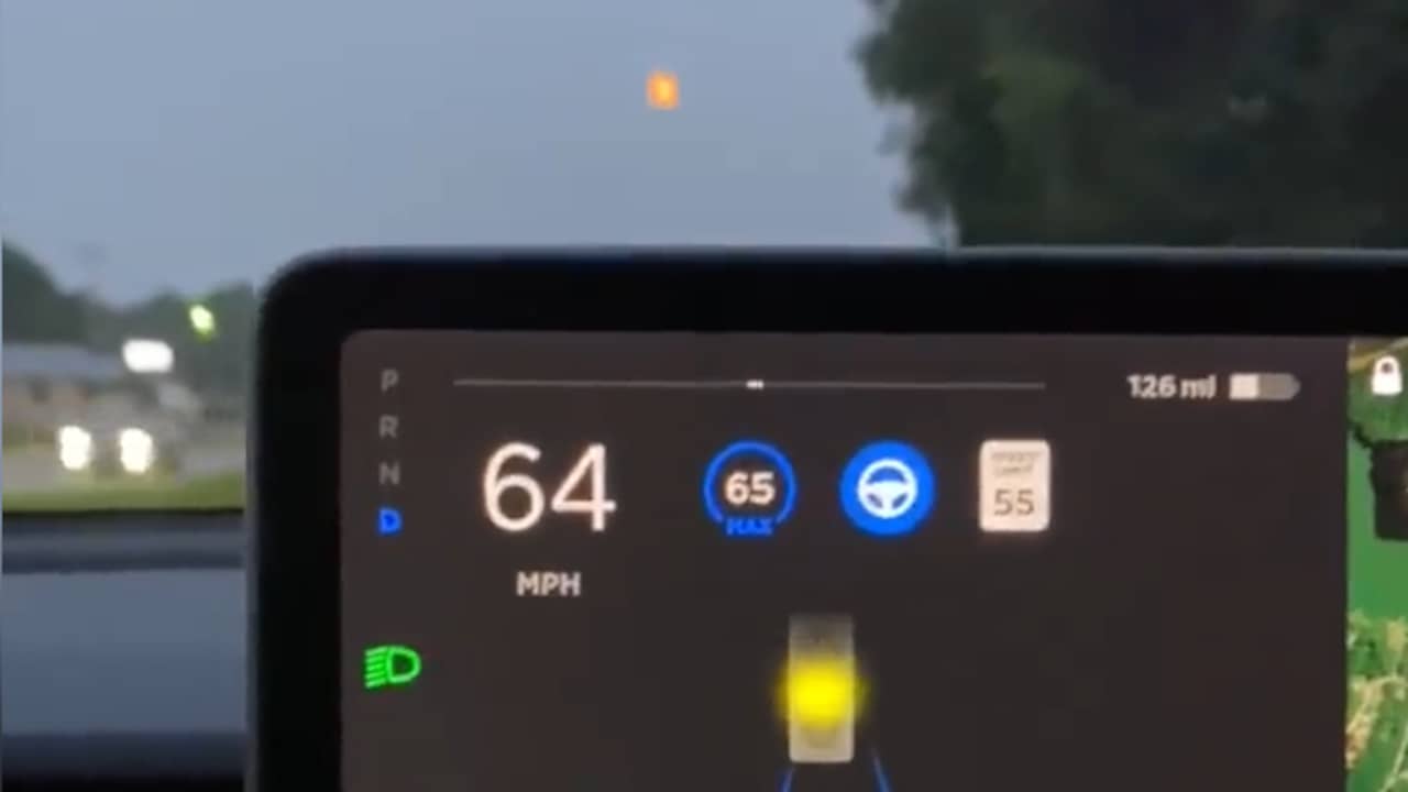 Beeld uit video: Automatische piloot Tesla ziet maan aan voor verkeerslicht