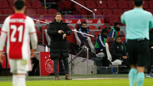 PSV-trainer Roger Schmidt attendeert arbiter Serdar Gözübüyük op de tijd.