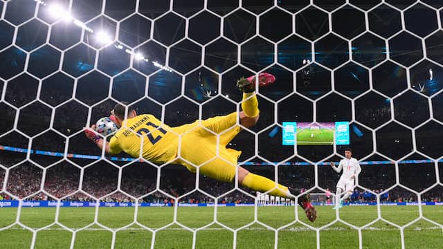 Gianluigi Donnarumma pakt de penalty van Jadon Pickford.