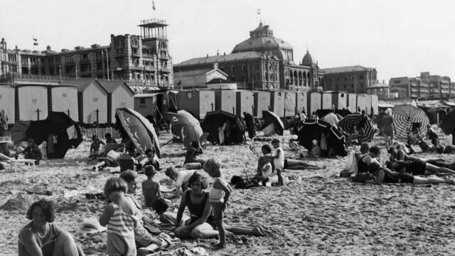 1942: Strandgangers in Scheveningen.