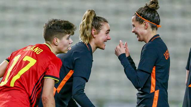 Jill Roord viert haar doelpunt met Merel van Dongen.