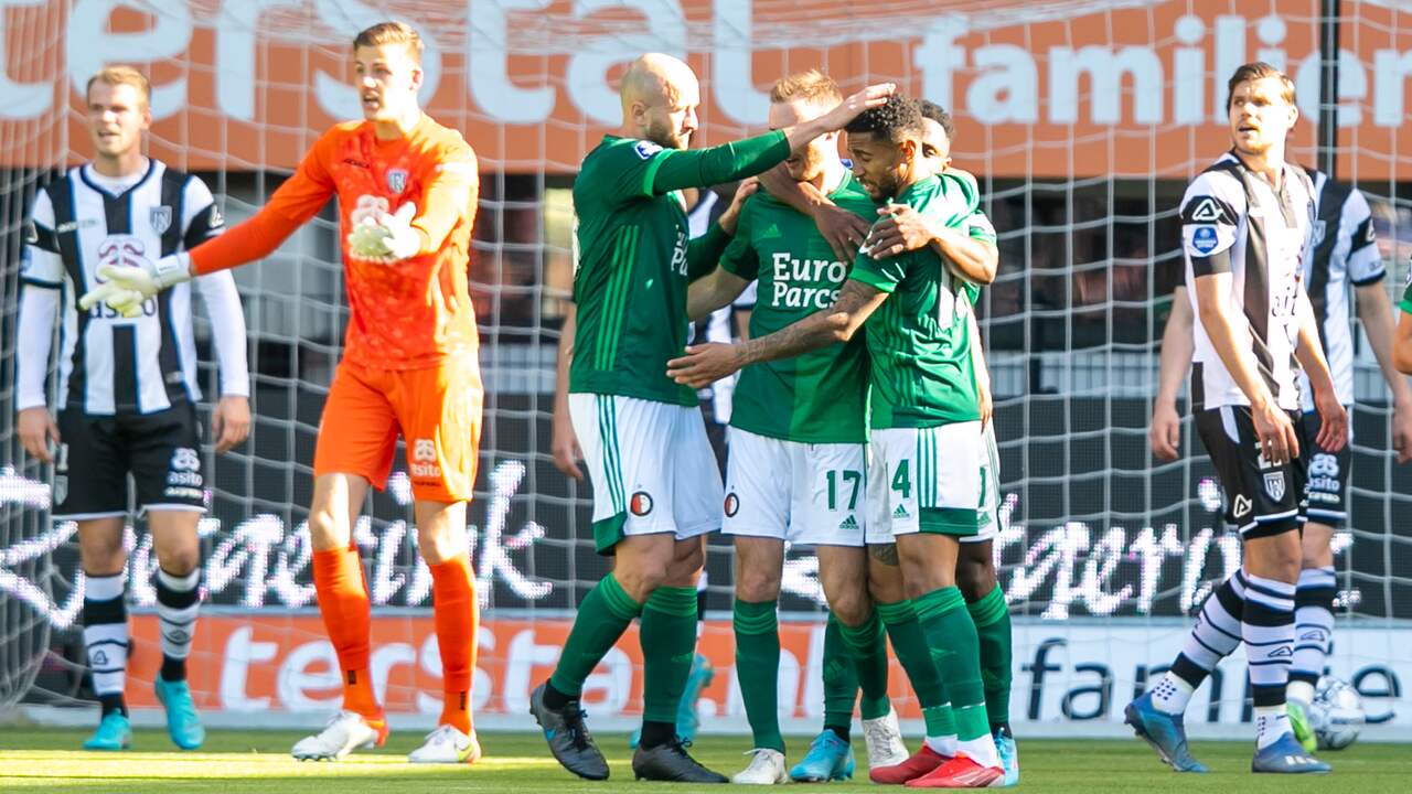 Vreugde bij Feyenoord na de treffer van Reiss Nelson.