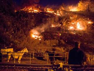 Natuurbrand in Californië breidt zich uit en verwoest honderden huizen