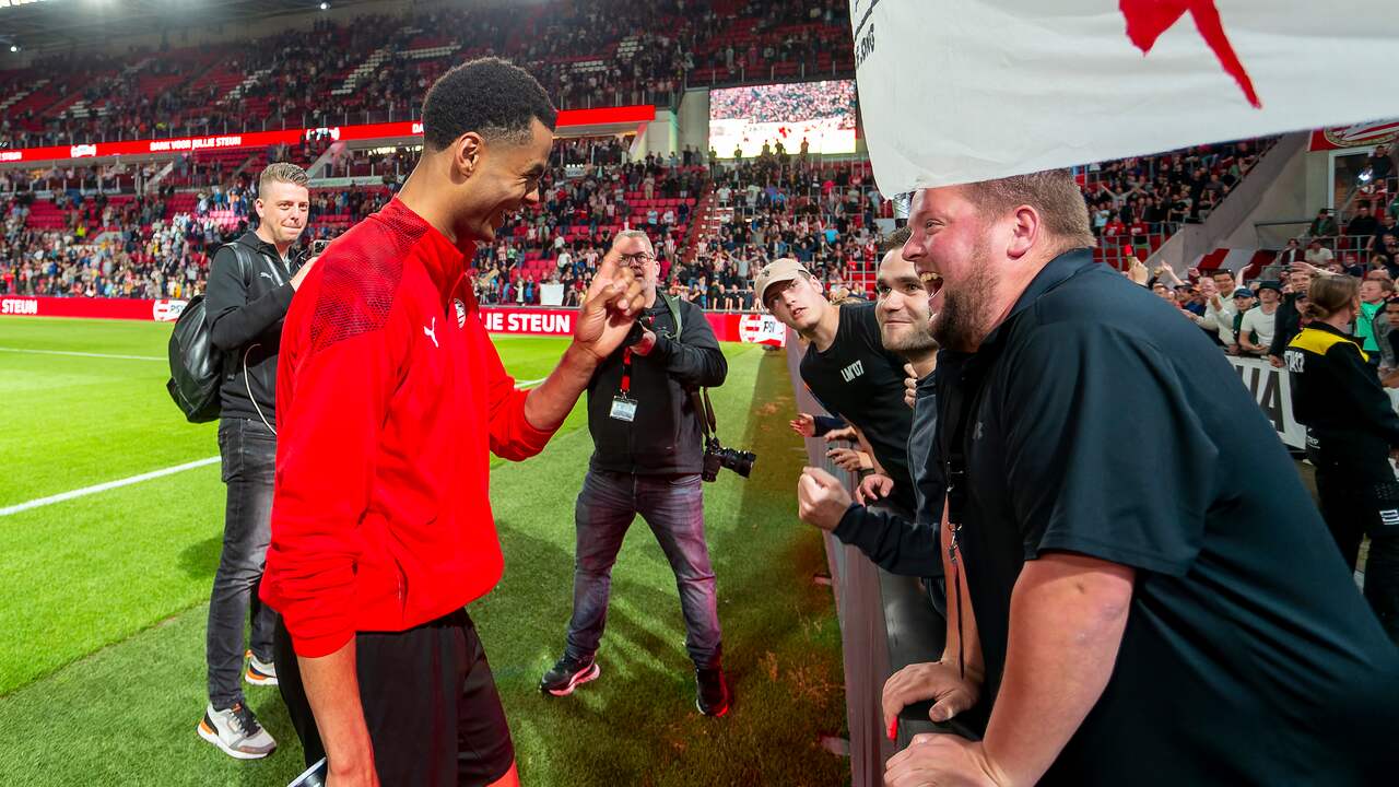 Cody Gakpo, die mogelijk zijn laatste thuiswedstrijd voor PSV speelde, werd in het zonnetje gezet door de supporters.