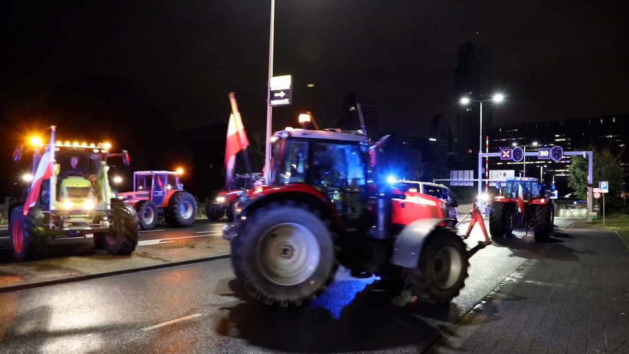 Beeld uit video: Bekijk hoe tientallen boeren met trekkers op weg zijn naar Den Haag