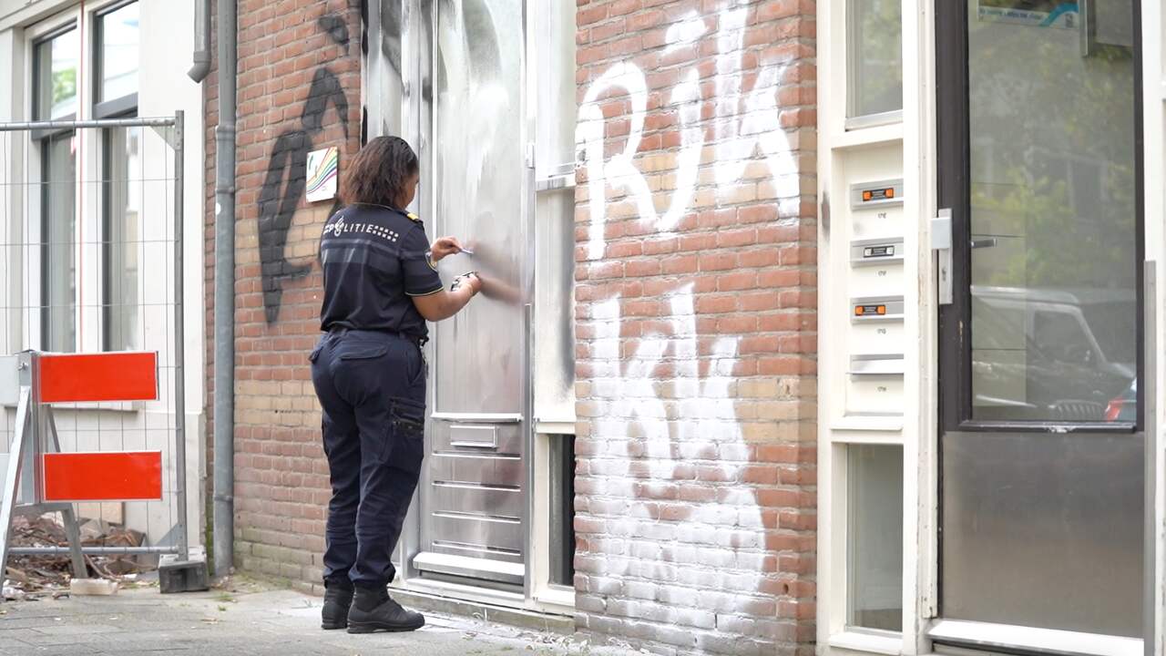 Beeld uit video: Politie inspecteert homofobe teksten op COC-kantoor in Rotterdam