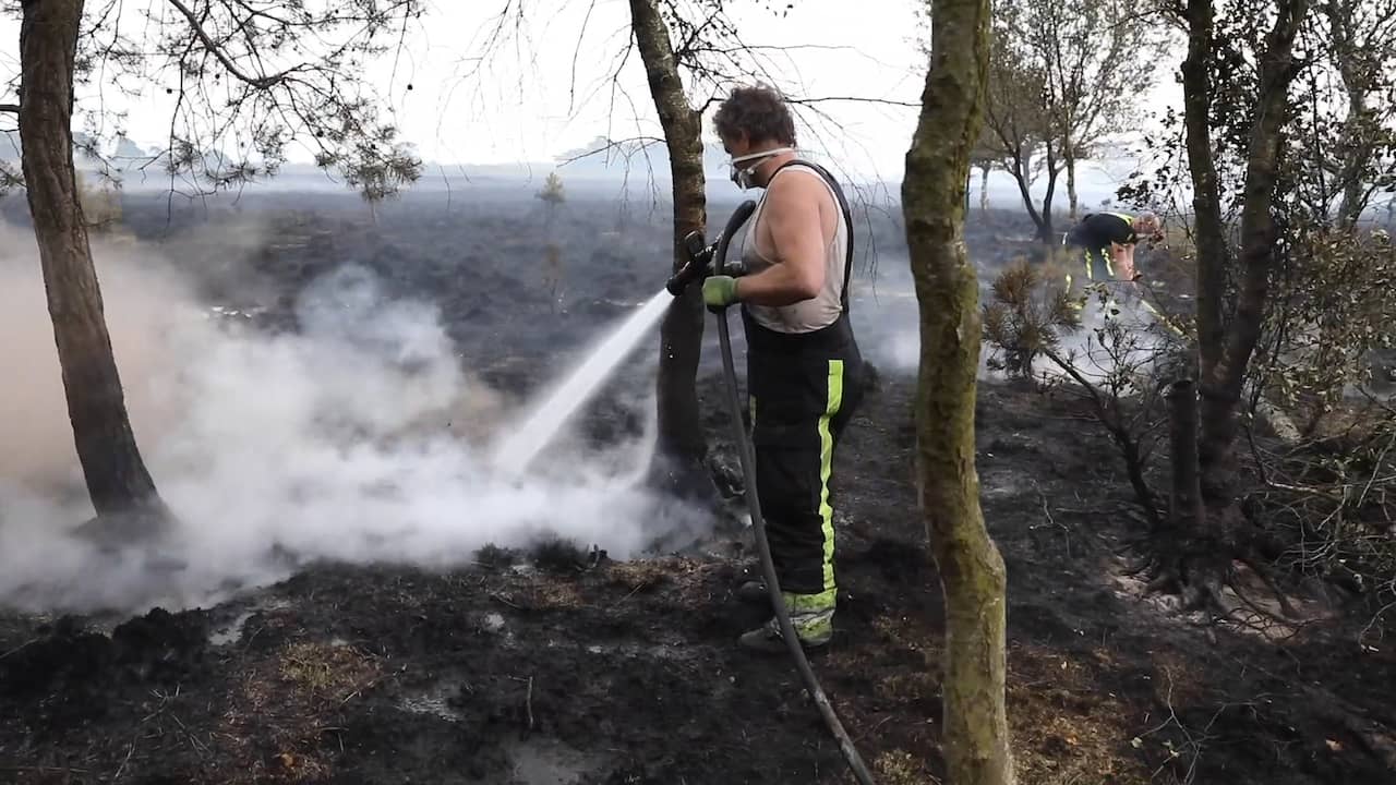 Beeld uit video: Brandweer bezig met nablussen grote heidebrand Drenthe