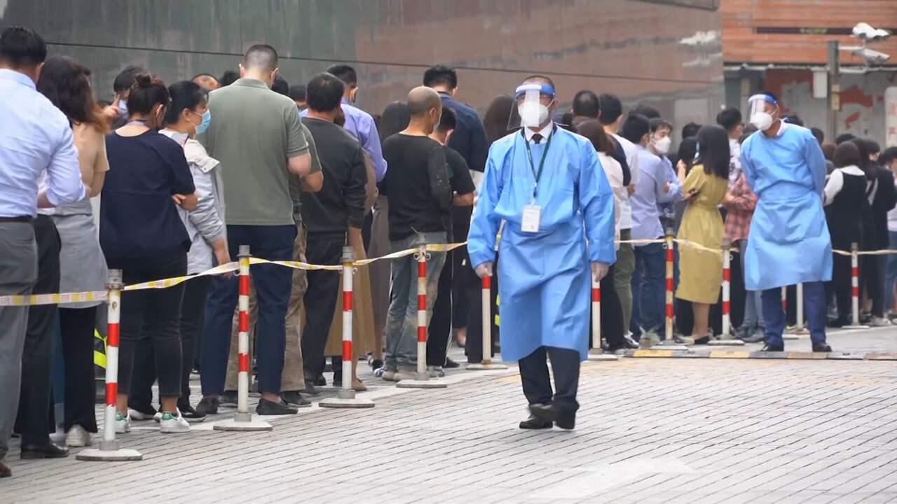 Beeld uit video: Lange rijen voor testcentra in Peking na opleving coronavirus