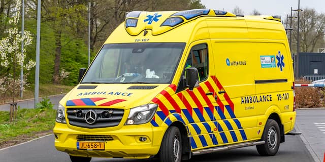 Hoogwerker valt om in Breda, één man gewond geraakt