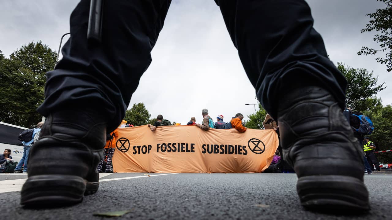 Extinction Rebellion’s Continuous Blockade of A12 Puts Pressure on The Hague Police