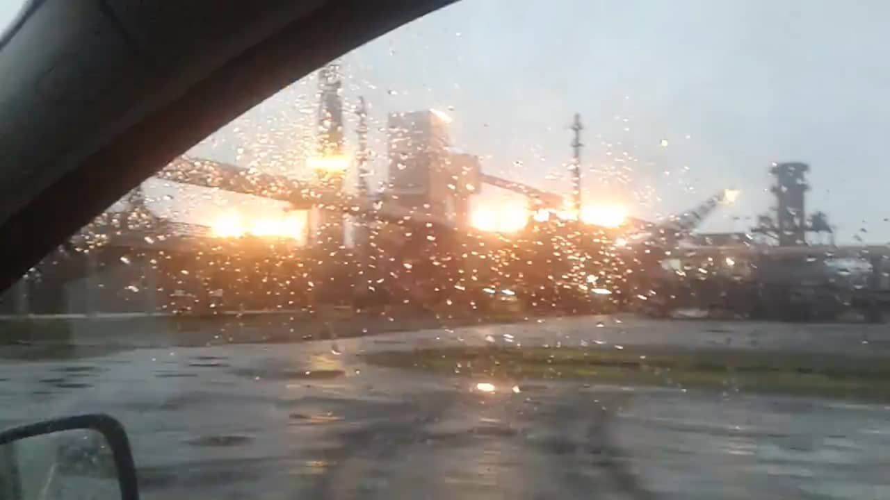 Beeld uit video: Grote vlammen na explosie staalfabriek in Gent