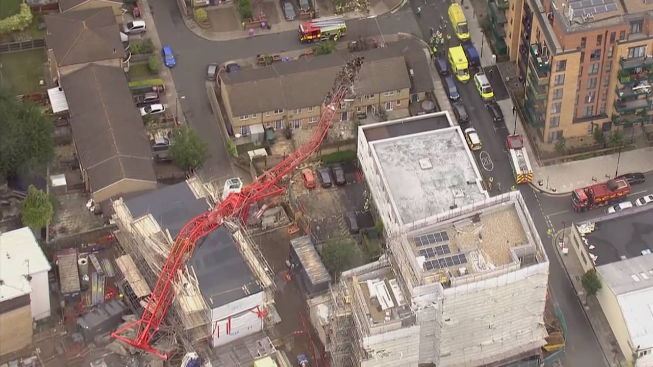 Beeld uit video: Hijskraan van 20 meter valt op huizenblok in Londen