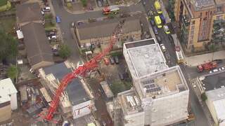 Hijskraan van 20 meter valt op huizenblok in Londen