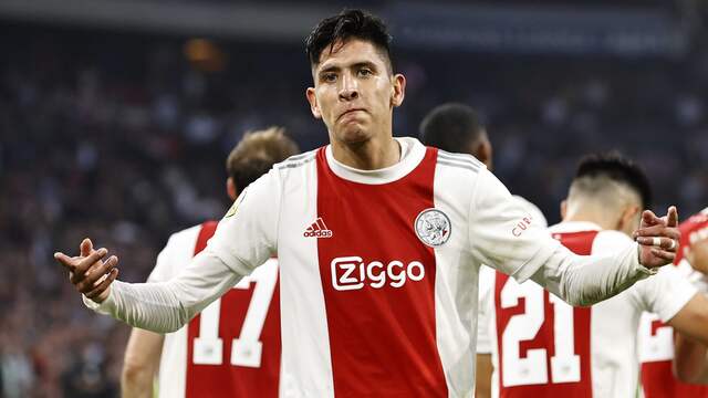 Edson Álvarez viert zijn doelpunt met de Ajax-fans.