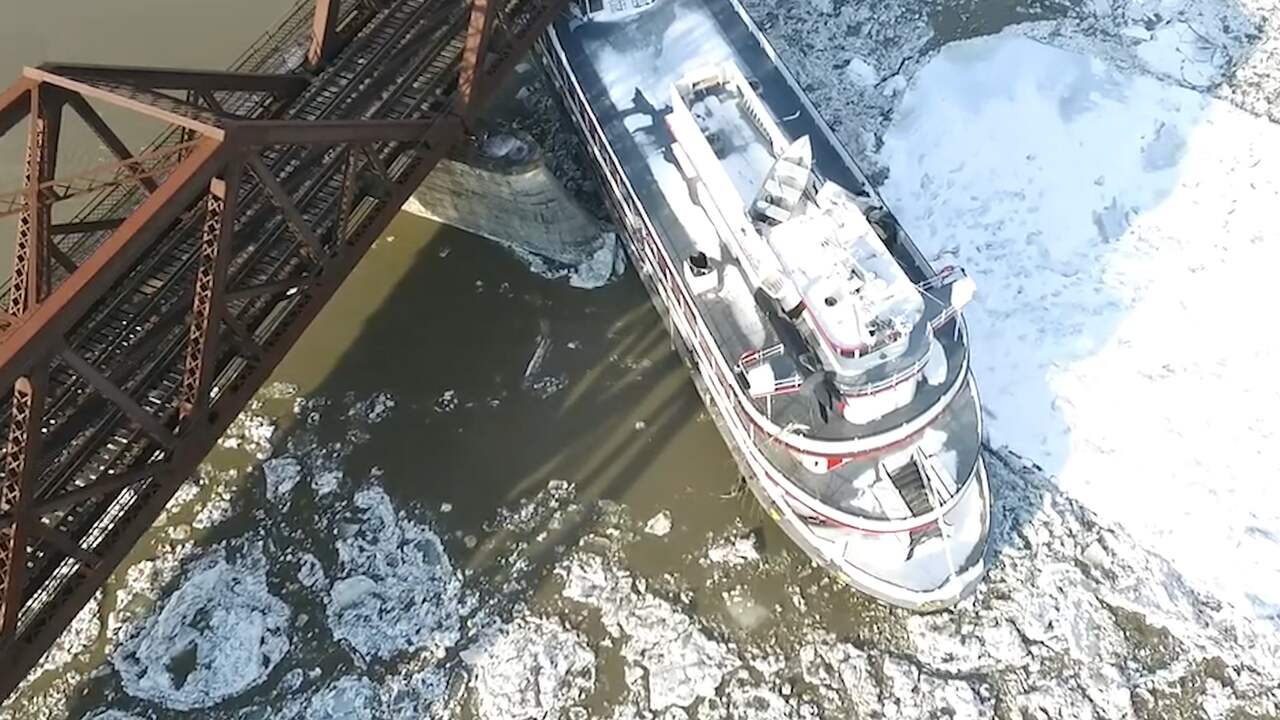 Beeld uit video: Losgeslagen boot drijft tegen steunpilaar brug Hudson-rivier VS