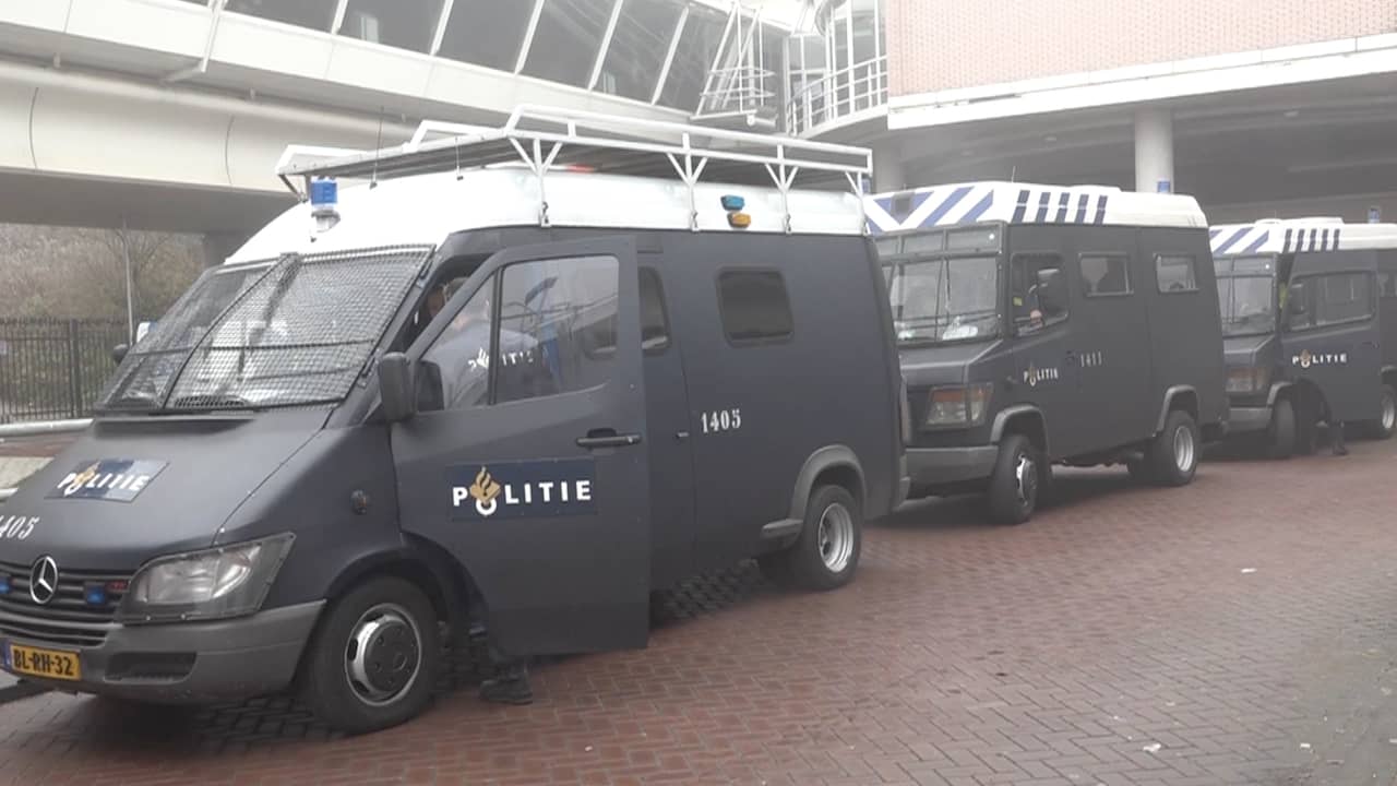 ME rijdt met tegenstanders Zwarte Piet mee naar Dokkum