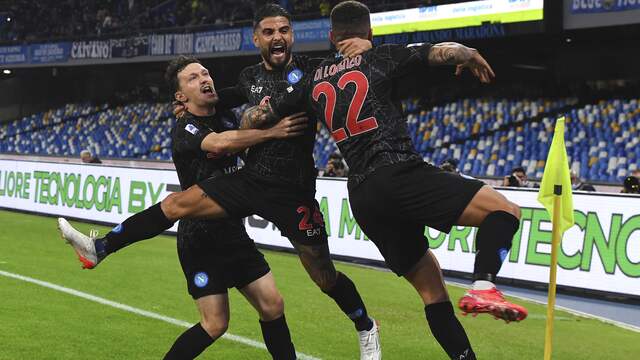 Napoli viert een van de twee treffers van Lorenzo Insigne (midden) tegen Bologna.