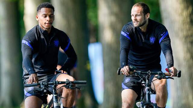 Jurriën Timber en Daley Blind woensdag op weg naar de training.