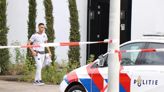 Eran Zahavi bij zijn huis in de Amsterdamse wijk Buitenveldert.