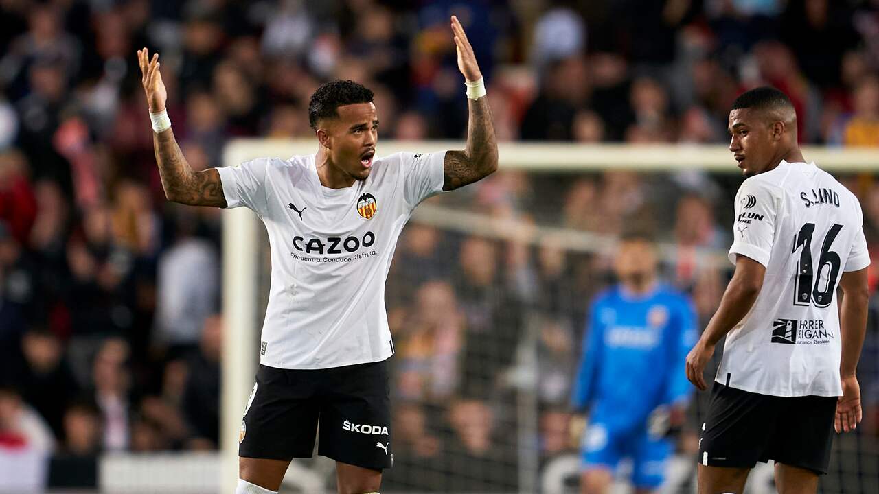 Kluivert regala al Valencia un punto prezioso e il Tottenham pareggia dopo l’espulsione di Conte  calcio