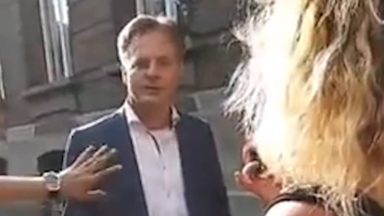 Beeld uit video: Betogers belagen CDA-Kamerlid Pieter Omtzigt in Den Haag
