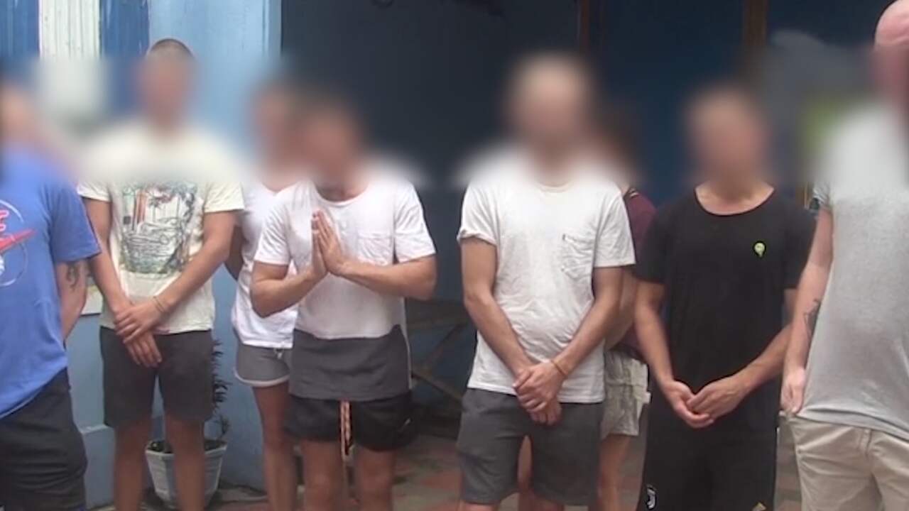 Beeld uit video: Opgepakte toeristen Cambodja zeggen sorry voor 'pornodans'