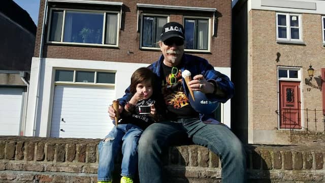 Opa Rienk van Dijk met zijn kleinzoon.