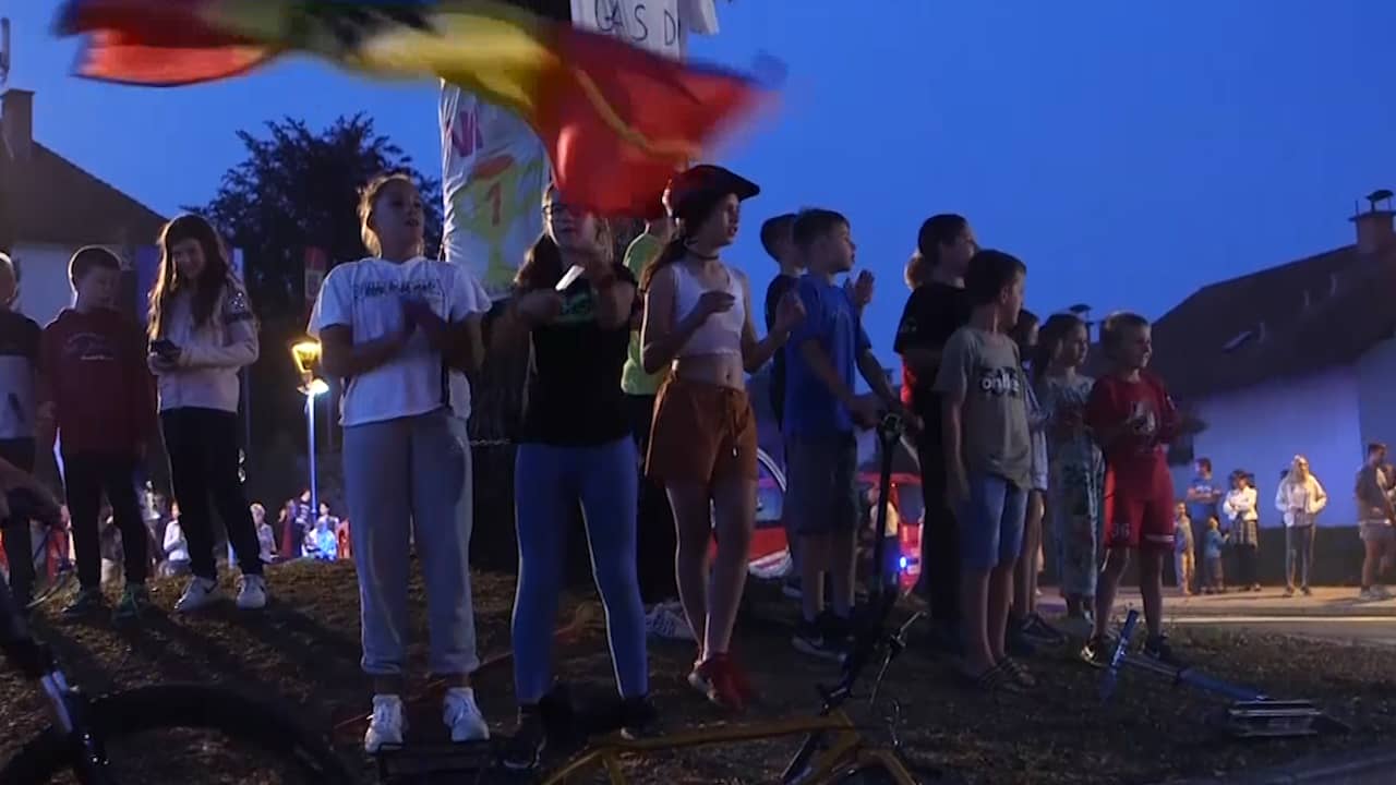 Beeld uit video: Thuisdorp Pogacar viert feest: 'Wel sneu voor Roglic'