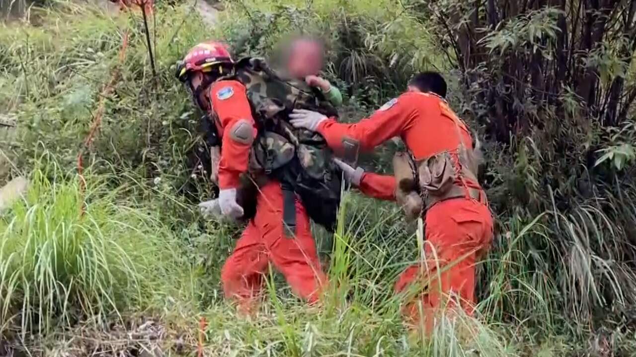 Beeld uit video: Brandweerman draagt kind in rugzak tijdens reddingsactie in China
