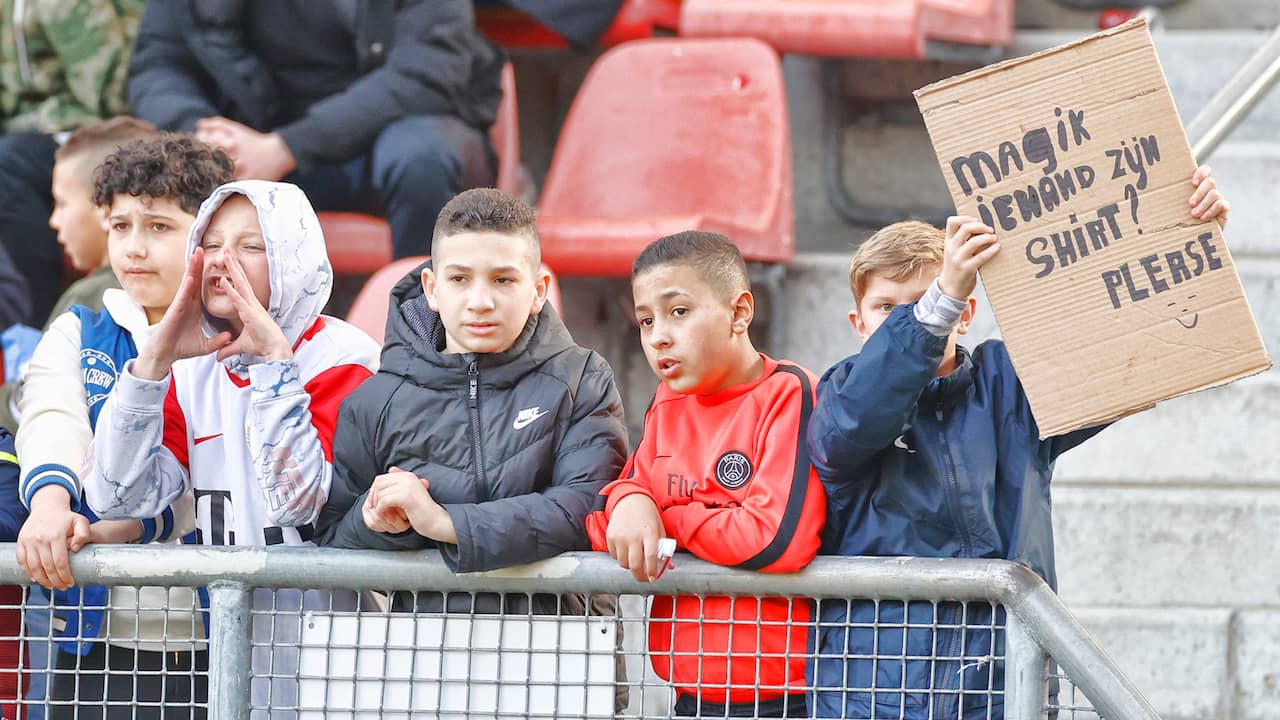 Fans met een bordje tijdens de wedstrijd tussen FC Utrecht en PSV begin dit jaar.