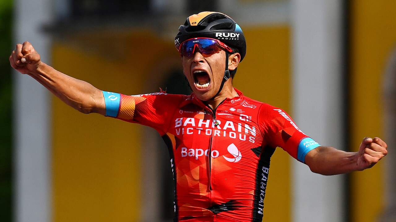 The Colombian Santiago Buitrago keeps Gijs Leemreize from the stage victory.