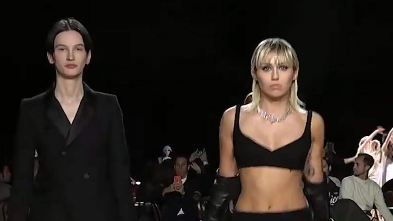 Miley Cyrus verrast publiek tijdens modeshow in New York