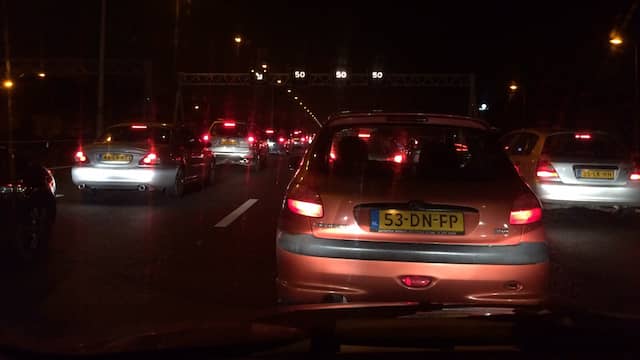 Files op A12 en A27 door ongeval en gat in de weg. Files op A12 en A27 door ongeval en gat in de weg.