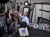 Een man bij een krantenkiosk tijdens de journalistenstaking in Griekenland.