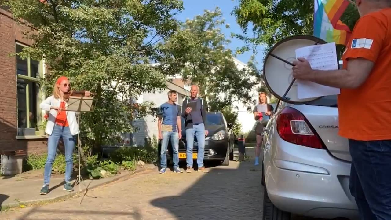 Beeld uit video: Van het Wilhelmus tot spijkerpoepen: zo vierden we Koningsdag 2020