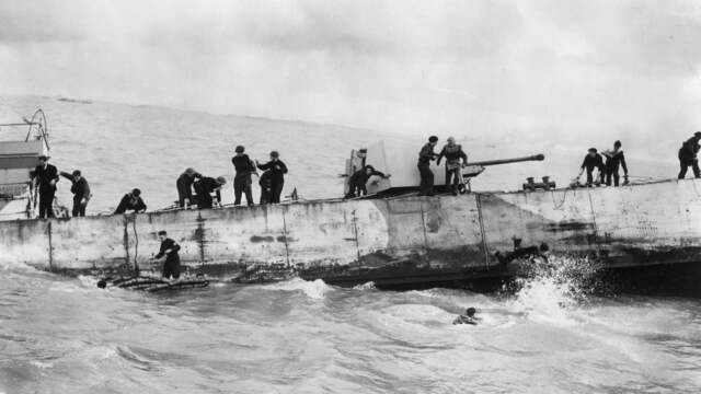 1944: Een Brits landingsvaartuig zinkt na een Duitse voltreffer bij Walcheren.