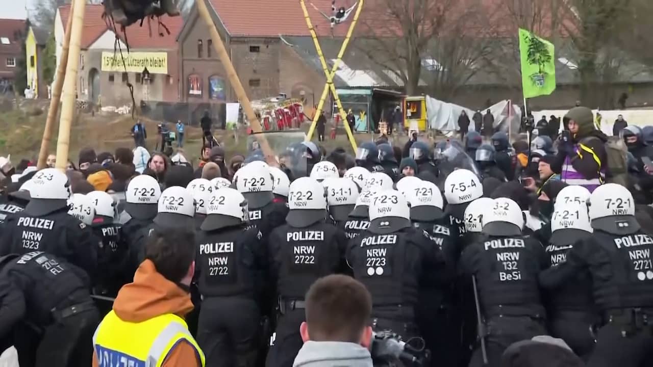 Beeld uit video: Politie breekt door barricades bij 'bruinkooldorp' Lützerath