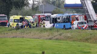 Hulpdiensten massaal aanwezig na botsing lijnbus en taxi Friesland