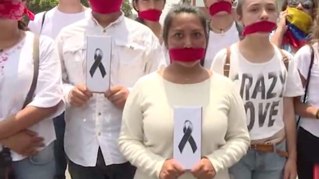Beeld uit video: Venezolanen in wit gekleed tijdens vreedzame protestmars