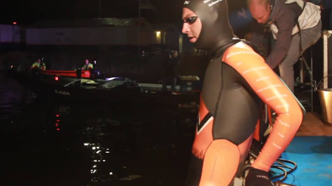 Beeld uit video: Van der Weijden staakt zwemtocht: Zijn actie van begin tot eind