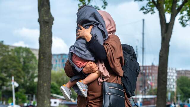 Afghanen die voor Nederland hebben gewerkt, mochten hierheen komen. Maar Nederland had de evacuaties niet goed geregeld. Lang niet iedereen kon vluchten.