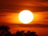 Maandag 30 augustus: De ondergaande zon kleurt de lucht diep oranje in Zuidoost-Brabant. 