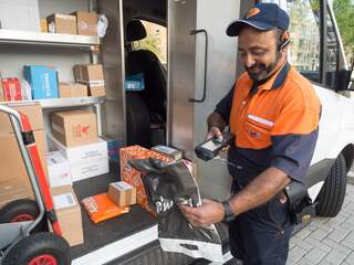 PostNL laat klanten retourpakketten aan de deur meegeven aan bezorger