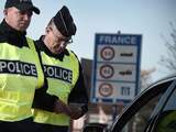 Franse politieagenten controleren voertuigen aan de grens tussen Straatsburg en Kehl. Grenscontroles zijn weer ingesteld na de aanslagen in Parijs.