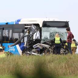 Veertien gewonden bij botsing lijnbus en taxibus in Fries Berlikum