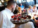 	MAASTRICHT - Een ober serveert borrels in cafe De Bobbel. Sjinkerij de Bobbel, een bekende kroeg in het centrum van de stad, heeft als specialiteit diverse soorten borrels. ANP XTRA MARCEL VAN HOORN
fotograaf	Marcel van Hoorn