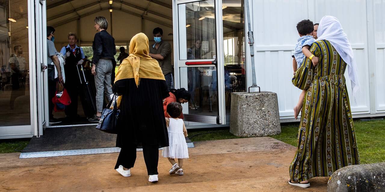 Van Schiphol tot woning en werk: hoe nu verder voor Afghaanse vluchtelingen?